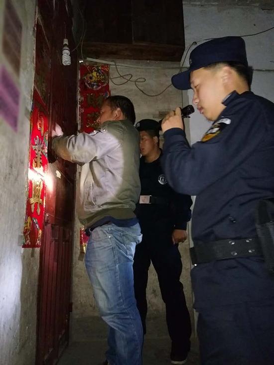 四川粗心妈妈误将幼女锁家中 民警全城寻开锁师傅开门